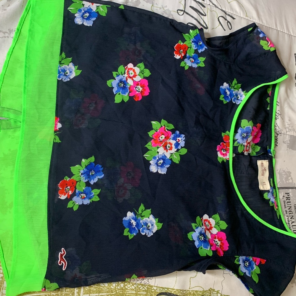 Super cute Hollister shirt/blouse